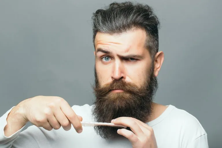 Hombre joven con amplia barba