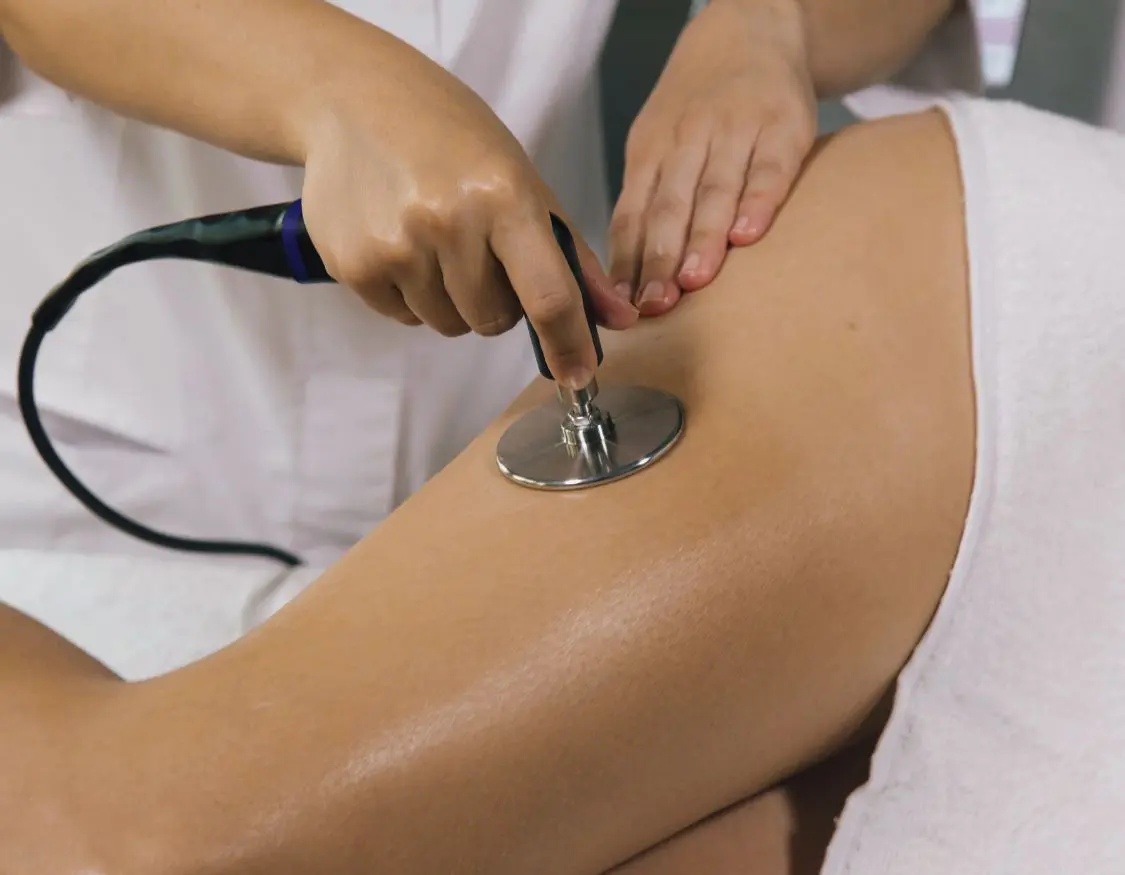 Persona recibiendo tratamiento estético corporal con Indiba en el brazo